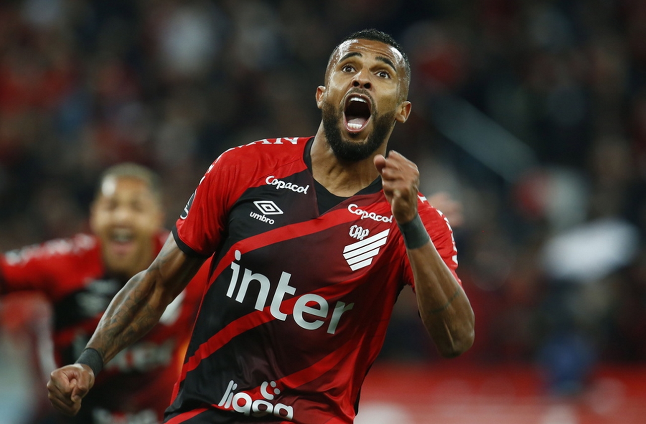 epa10148716 Alex Santana of Paranaense, celebrates after scoring during the Copa Libertadores semifinal soccer match between Athletico Paranaense and Palmeiras, at Arena da Baixada stadium, in Curitiba, Brazil, 30 August 2022.  EPA