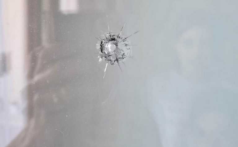 Αδέσποτη σφαίρα κατέληξε σε δωμάτιο παιδιού στο Ρέθυμνο - «Έχω αηδιάσει, σιχάθηκα» λέει η μητέρα