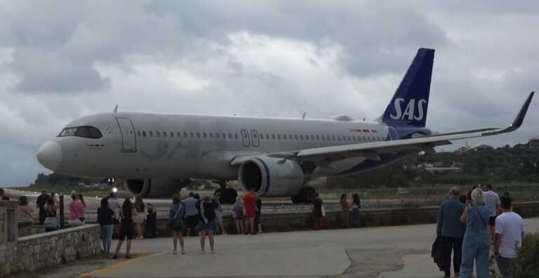 Αεροπλάνο παρασύρει και σηκώνει στον αέρα τουρίστες στο αεροδρόμιο της Σκιάθου - Οι στιγμές σε βίντεο