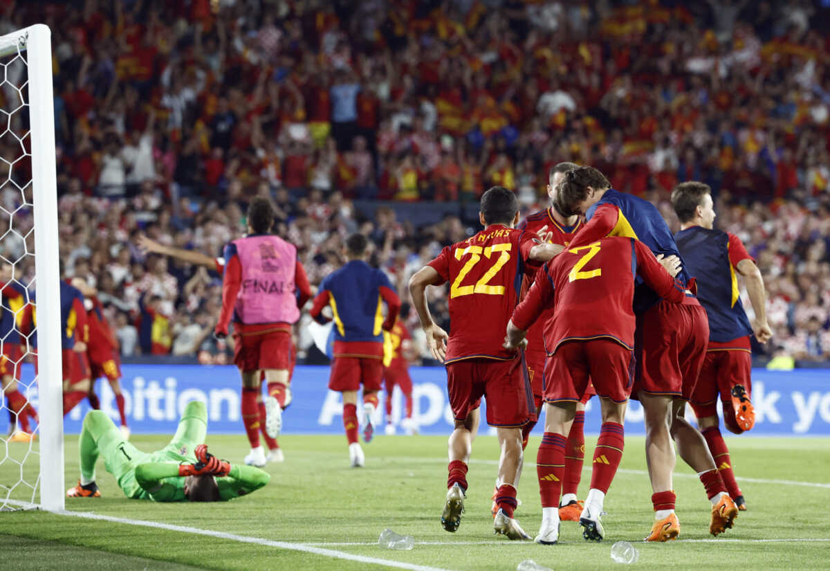 Soccer Football - UEFA Nations League Final - Croatia v Spain - Feyenoord Stadium, Rotterdam, Netherlands - June 18, 2023 Spain's Dani Carvajal celebrates with teammates after scoring the winning penalty in the penalty shootout to win the UEFA Nations League final REUTERS