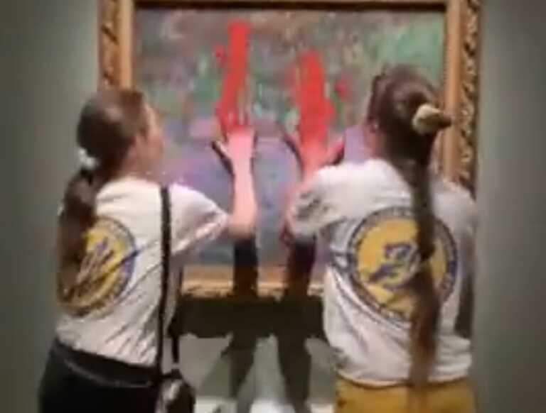 Δυο ακτιβίστριες έριξαν κόκκινη μπογιά σε πίνακα του Κλοντ Μονέ στη Σουηδία