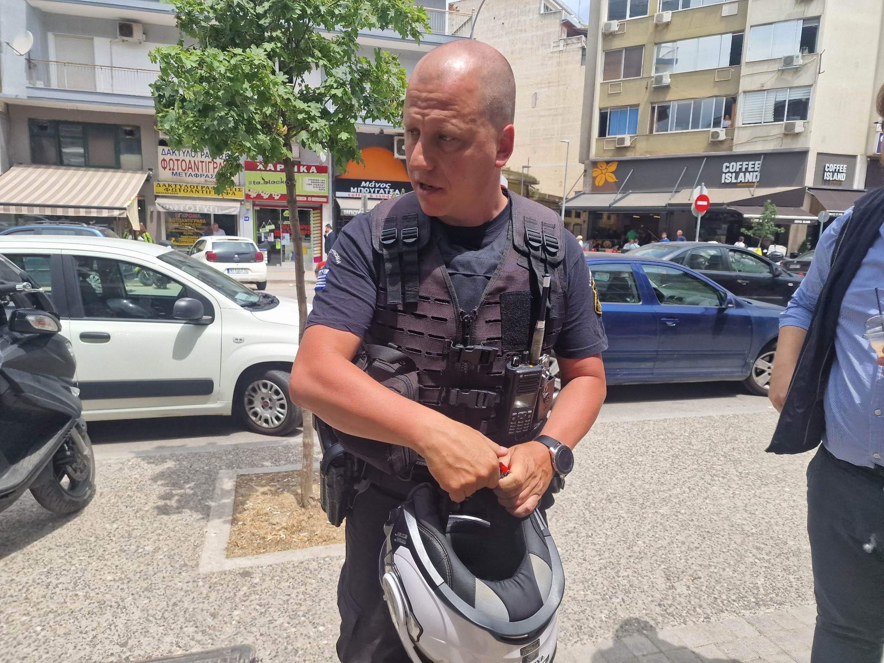 Θεσσαλονίκη: Έτσι απεγκλώβισαν οι αστυνομικοί το 1,5 ετών βρέφος από αυτοκίνητο – «Η μητέρα ούρλιαζε, έσπασα το τζάμι»