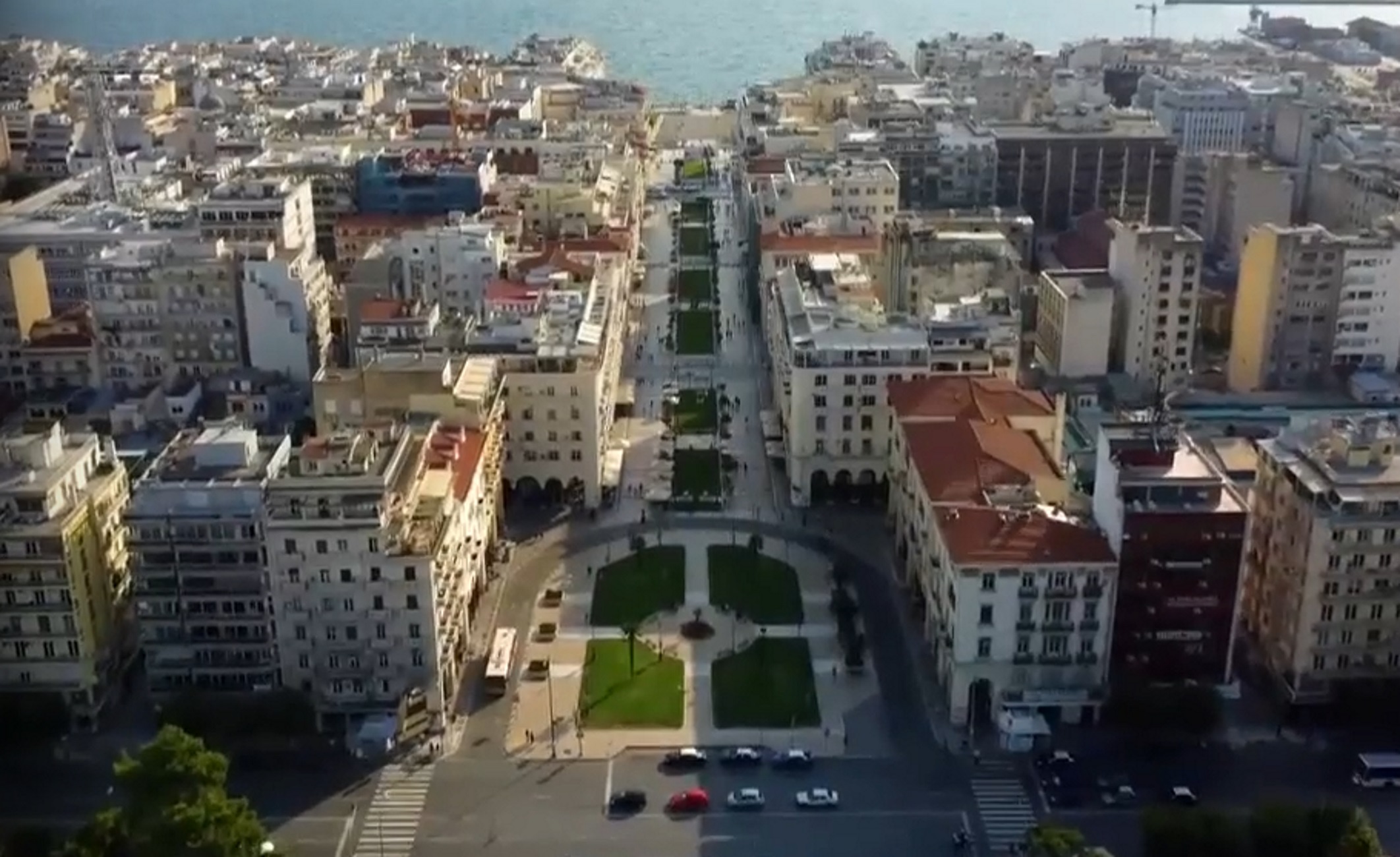 Αγίου Πνεύματος – Θεσσαλονίκη: Κλειστά καταστήματα, άδειοι δρόμοι και εικόνες Δεκαπενταύγουστου
