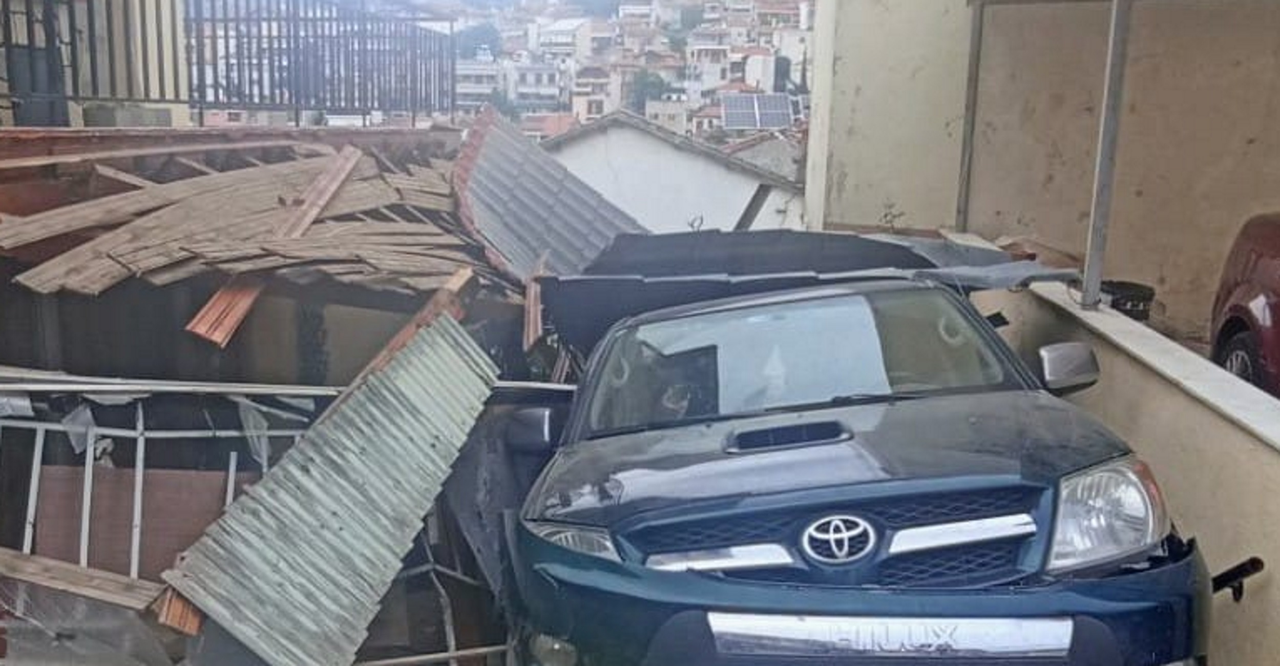 Θεσσαλονίκη: Αυτοκίνητο κατέληξε σε αυλή σπιτιού στο Ασβεστοχώρι – Δείτε την εικόνα