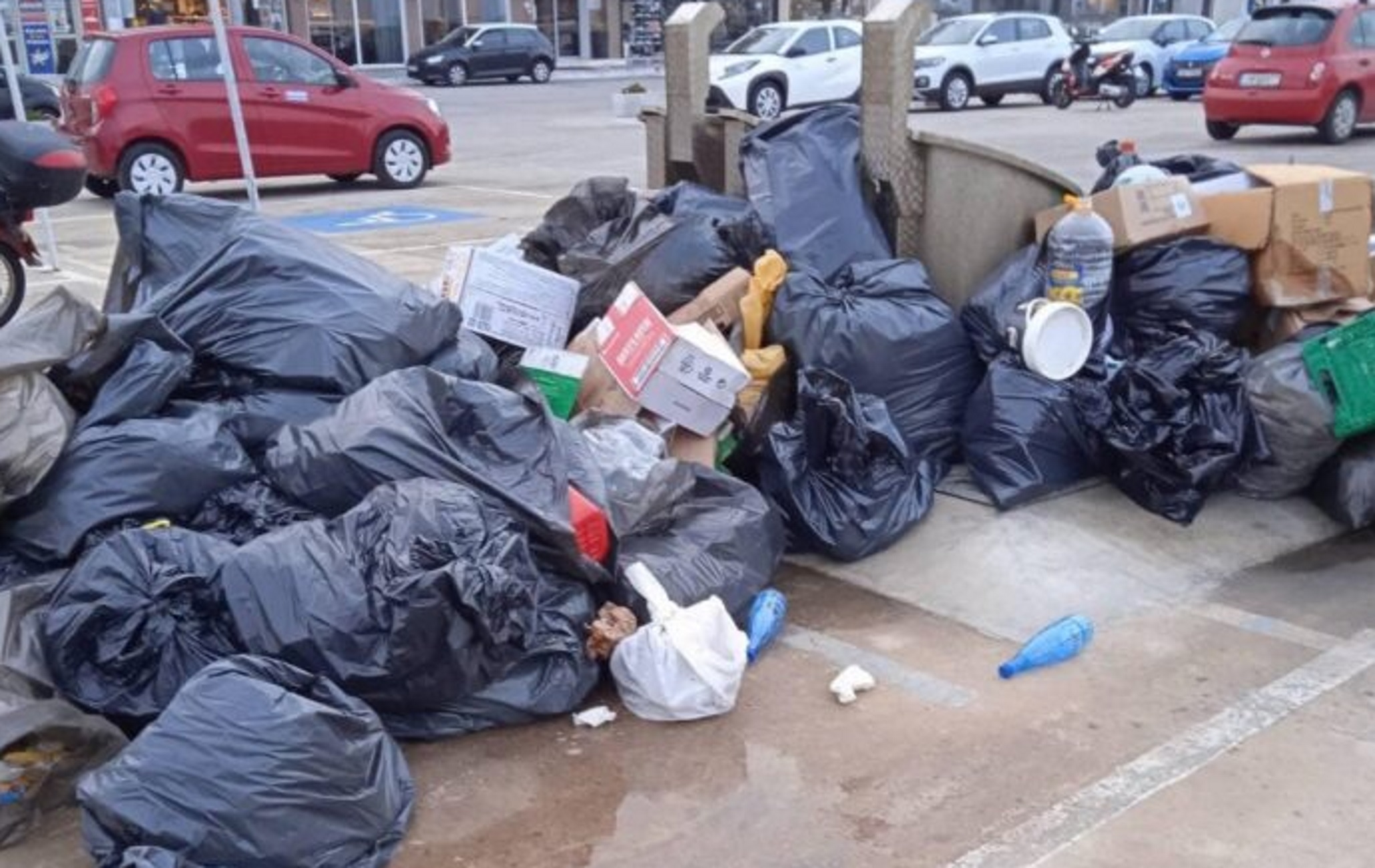 Τήνος: Μήνυση για τις εικόνες ντροπής με σκουπίδια έξω από κάδους