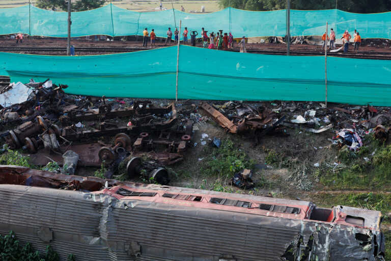 Τραγωδία δίχως τέλος στην Ινδία - Τους 288 έφτασαν οι νεκροί από τη φονική σύγκρουση τρένων