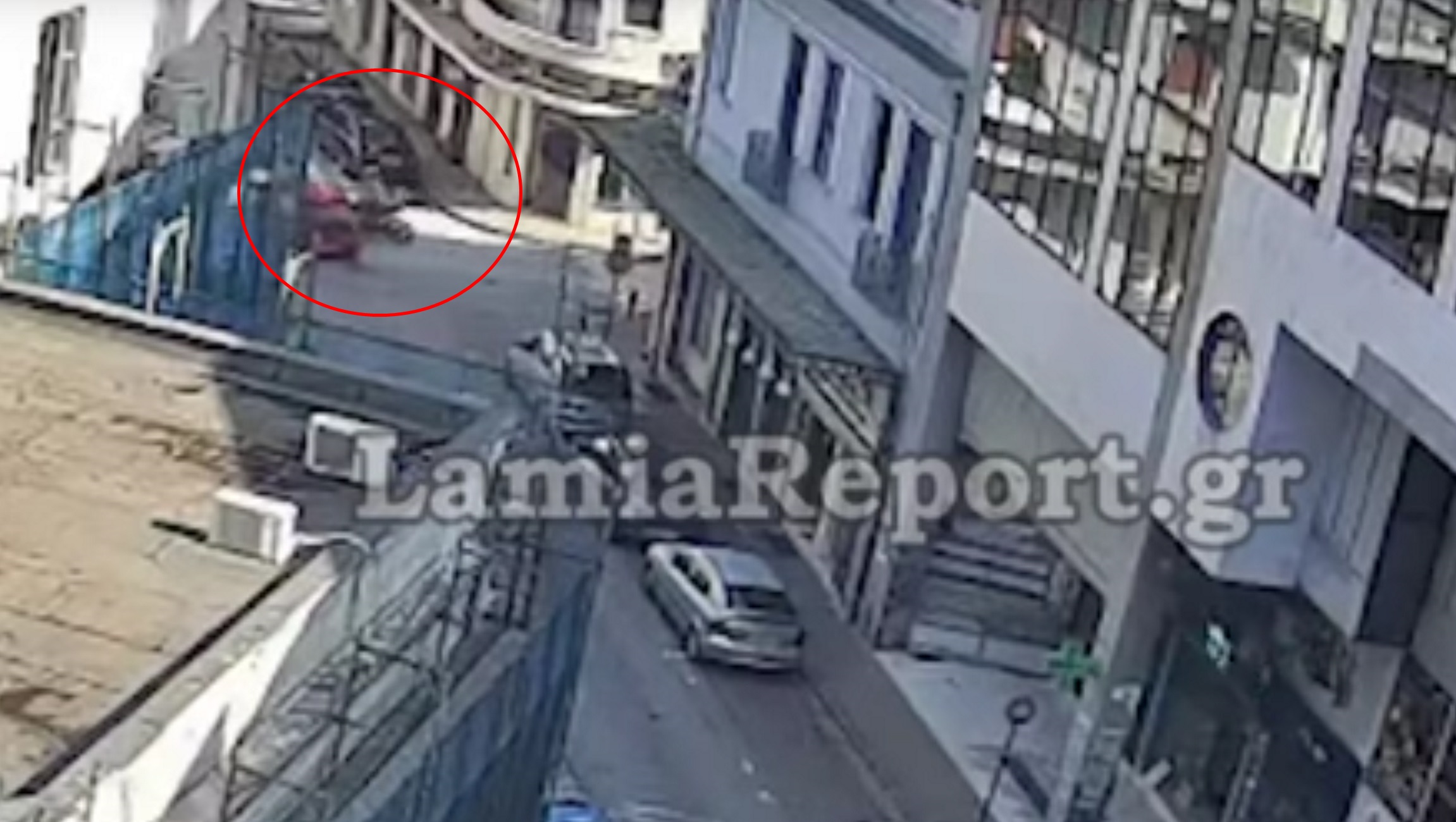 Λαμία: Βίντεο ντοκουμέντο με τροχαίο – Αυτοκίνητο παραβιάζει Stop και συγκρούεται με μηχανή