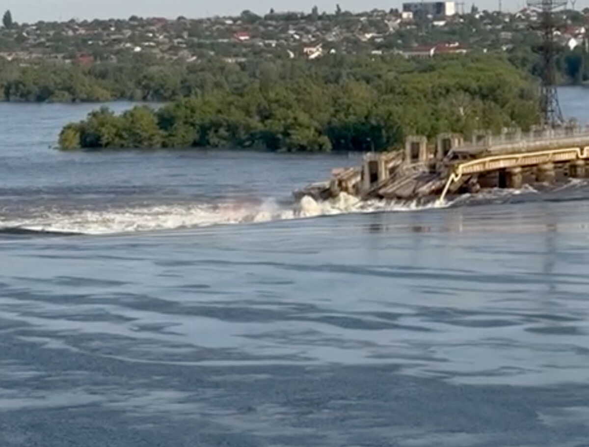 Ουκρανία: «Αδύνατον να επισκευαστεί το φράγμα» – Το Κίεβο απομακρύνει κατοίκους