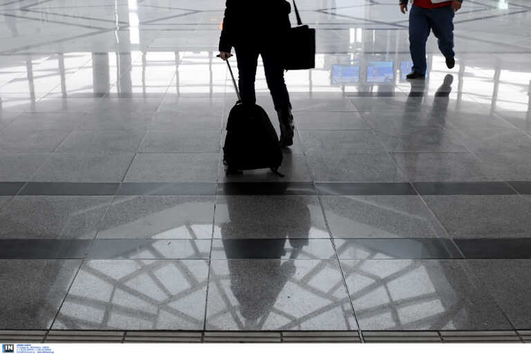Την «τσάκωσαν» στο αεροδρόμιο Μακεδονία πριν φύγει από τη χώρα - Τι έδειξε ο έλεγχος στα στοιχεία της