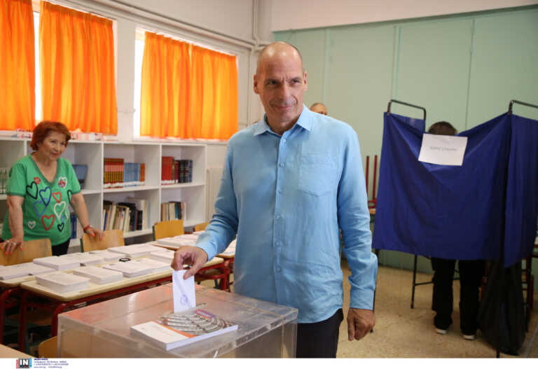 Στο Παλαιό Φάληρο ψήφισε ο Γιάνης Βαρουφάκης μαζί με την κόρη του