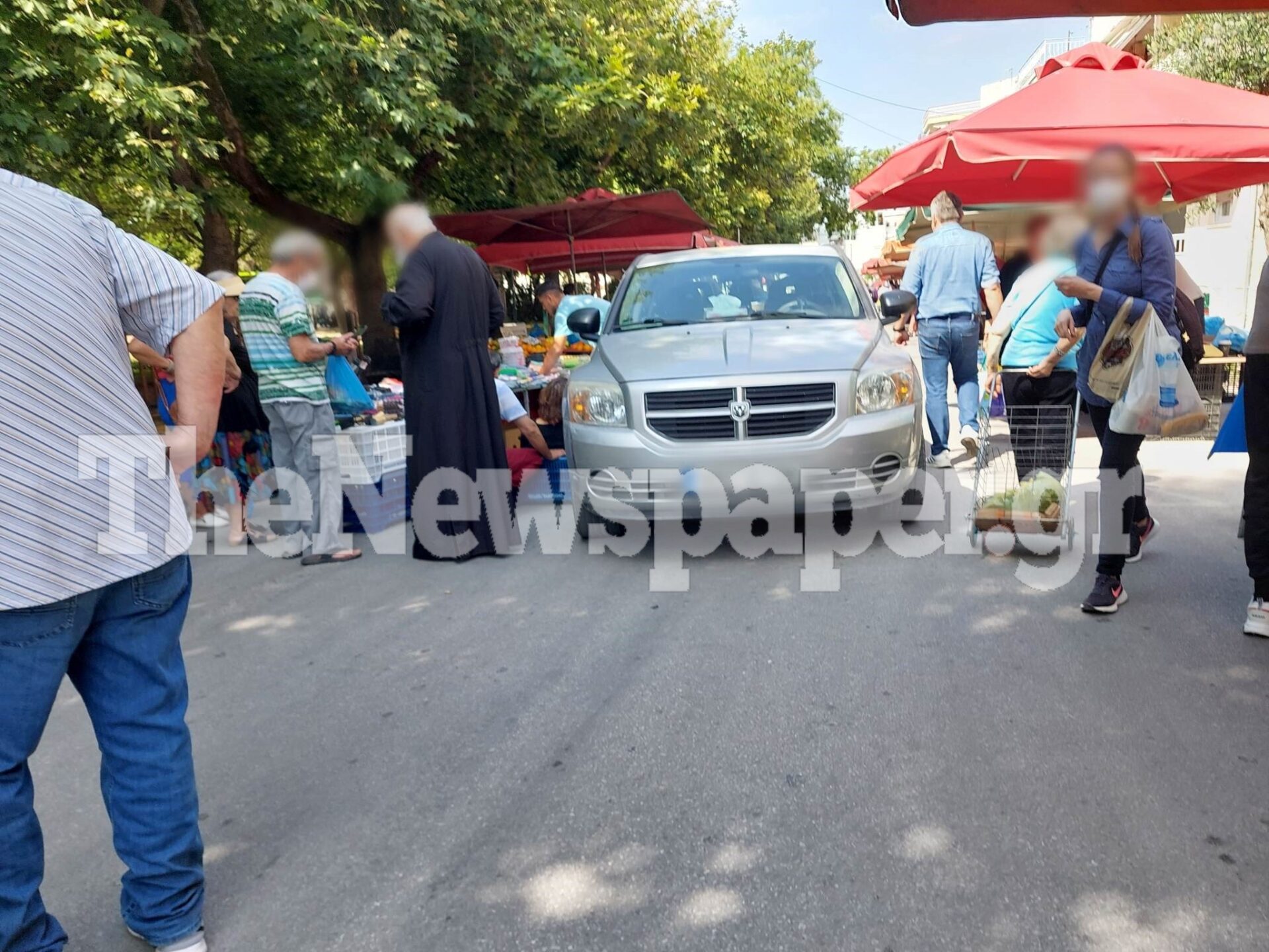 Βόλος: Ιερέας μπούκαρε με αυτοκίνητο σε λαϊκή αγορά και παρέσυρε γυναίκα