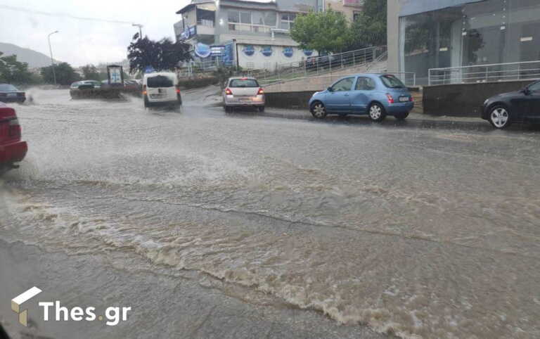Προβλήματα από τη δυνατή βροχή στη Θεσσαλονίκη - Σε ποτάμια μετατράπηκαν οι δρόμοι