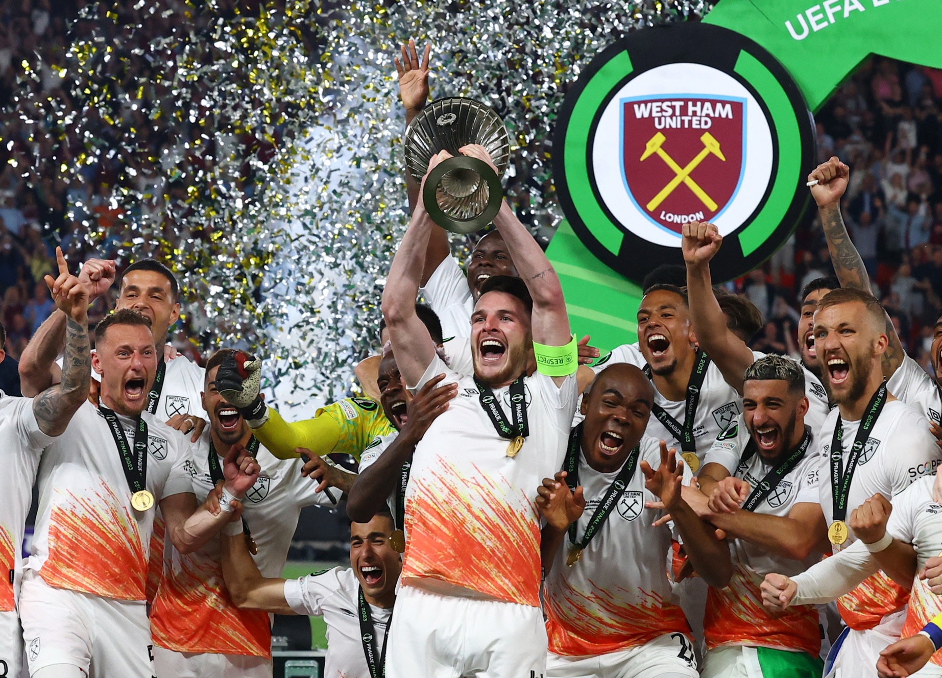 Soccer Football - Europa Conference League - Final - Fiorentina v West Ham United - Eden Arena, Prague, Czech Republic - June 7, 2023 West Ham United's Declan Rice and teammates celebrate with the trophy after winning the Europa Conference League REUTERS