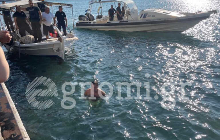 Νεαρός απειλούσε κόσμο στην παραλία της Χαλκίδας - Του έκανε συστάσεις η αστυνομία και βούτηξε στην θάλασσα