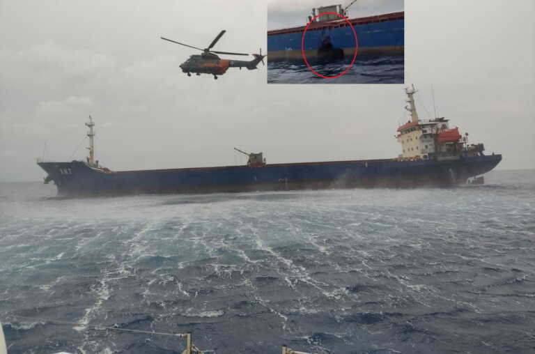Εικόνες ντοκουμέντα μετά τη σύγκρουση των φορτηγών πλοίων στα ανοιχτά της Χίου - Διασώστης ελικοπτέρου κατέβηκε στο πλοίο με τους Τούρκους που αρνήθηκε ελληνική βοήθεια