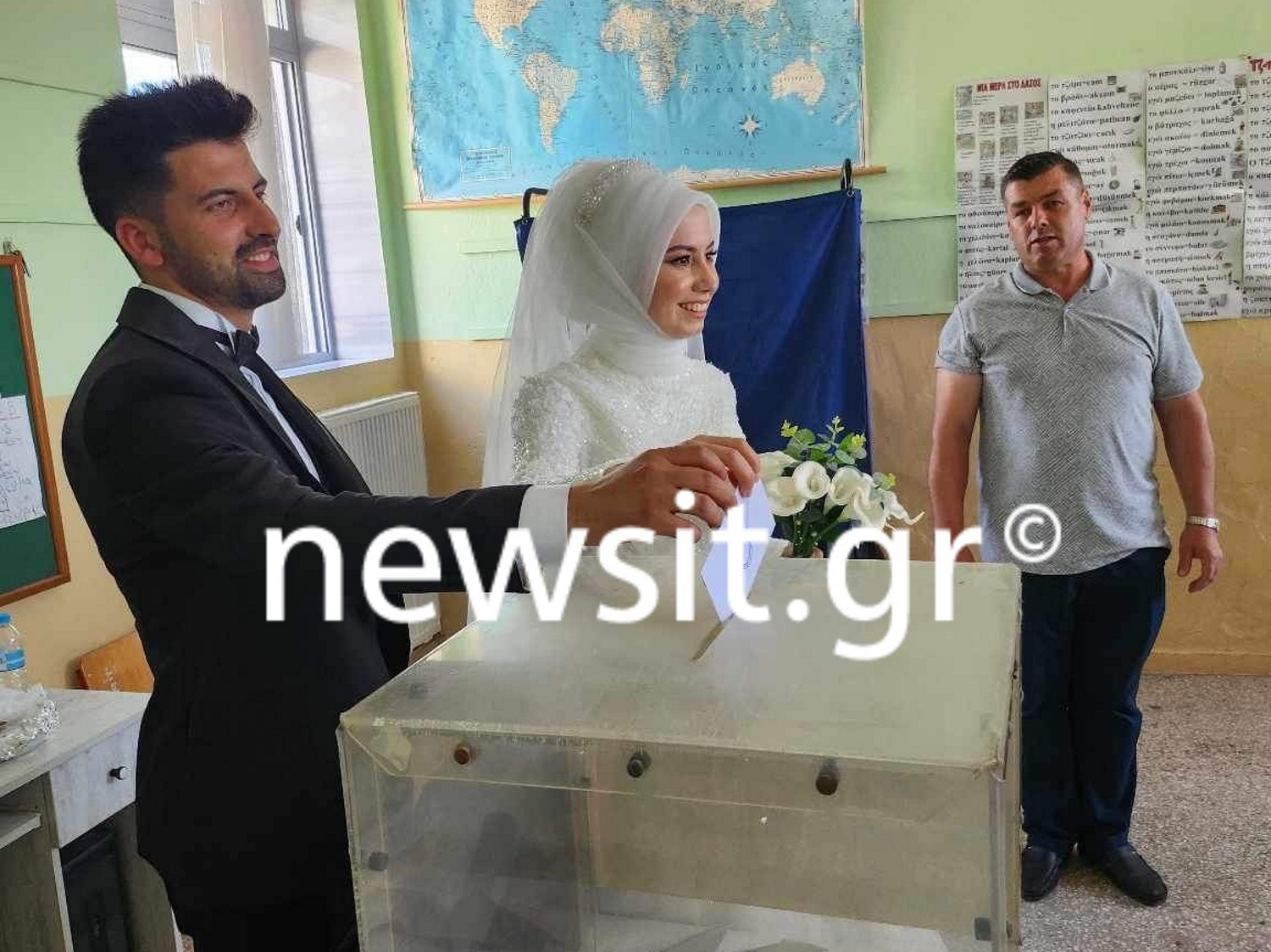 Εκλογές 2023 – Ροδόπη: Ζευγάρι μουσουλμάνων ψήφισε αμέσως μετά τον γάμο του