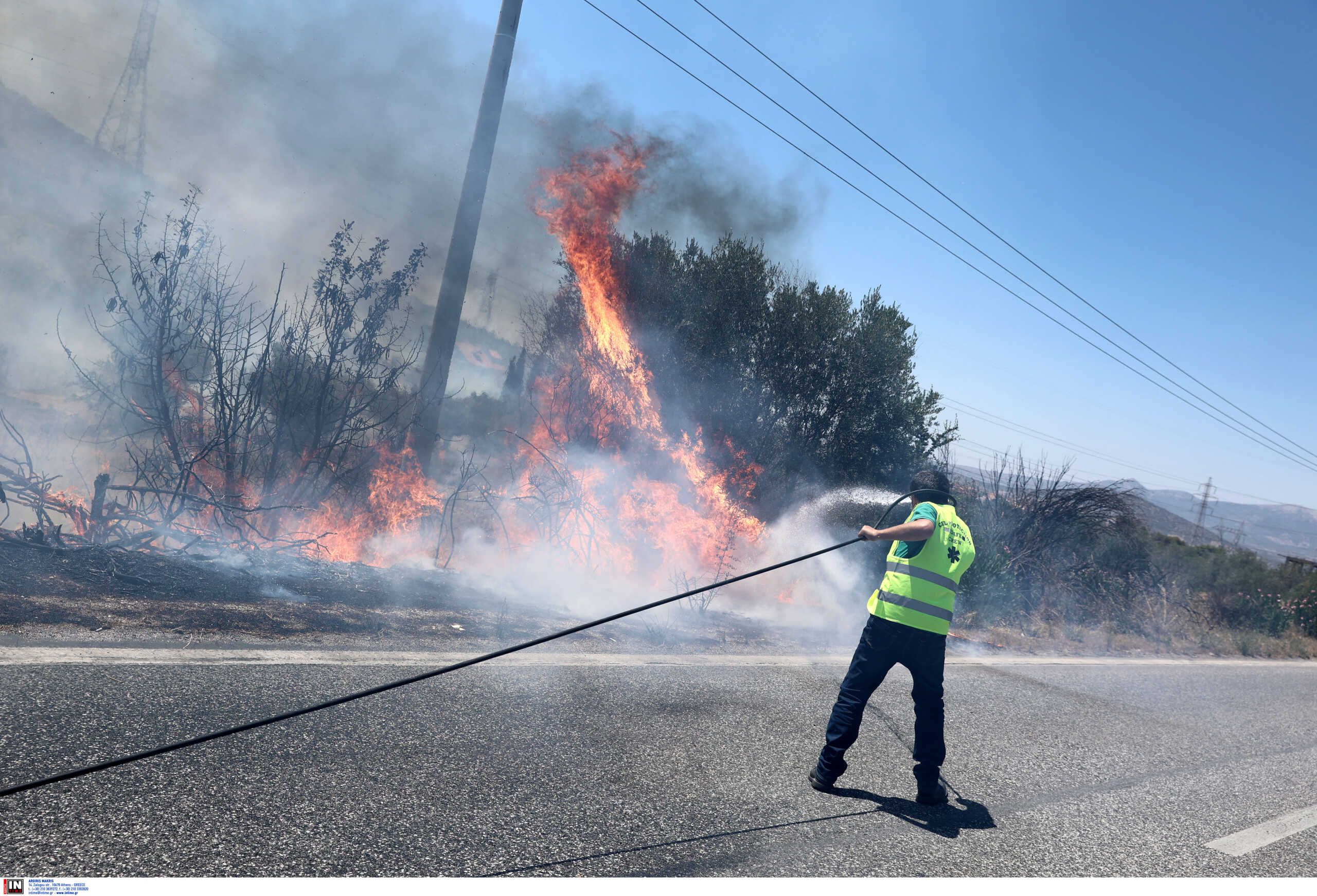 Φωτιές: Αναζωπυρώθηκε το μέτωπο στον Άγιο Χαράλαμπο Λουτρακίου – Βελτιωμένη η κατάσταση στη Σαρωνίδα