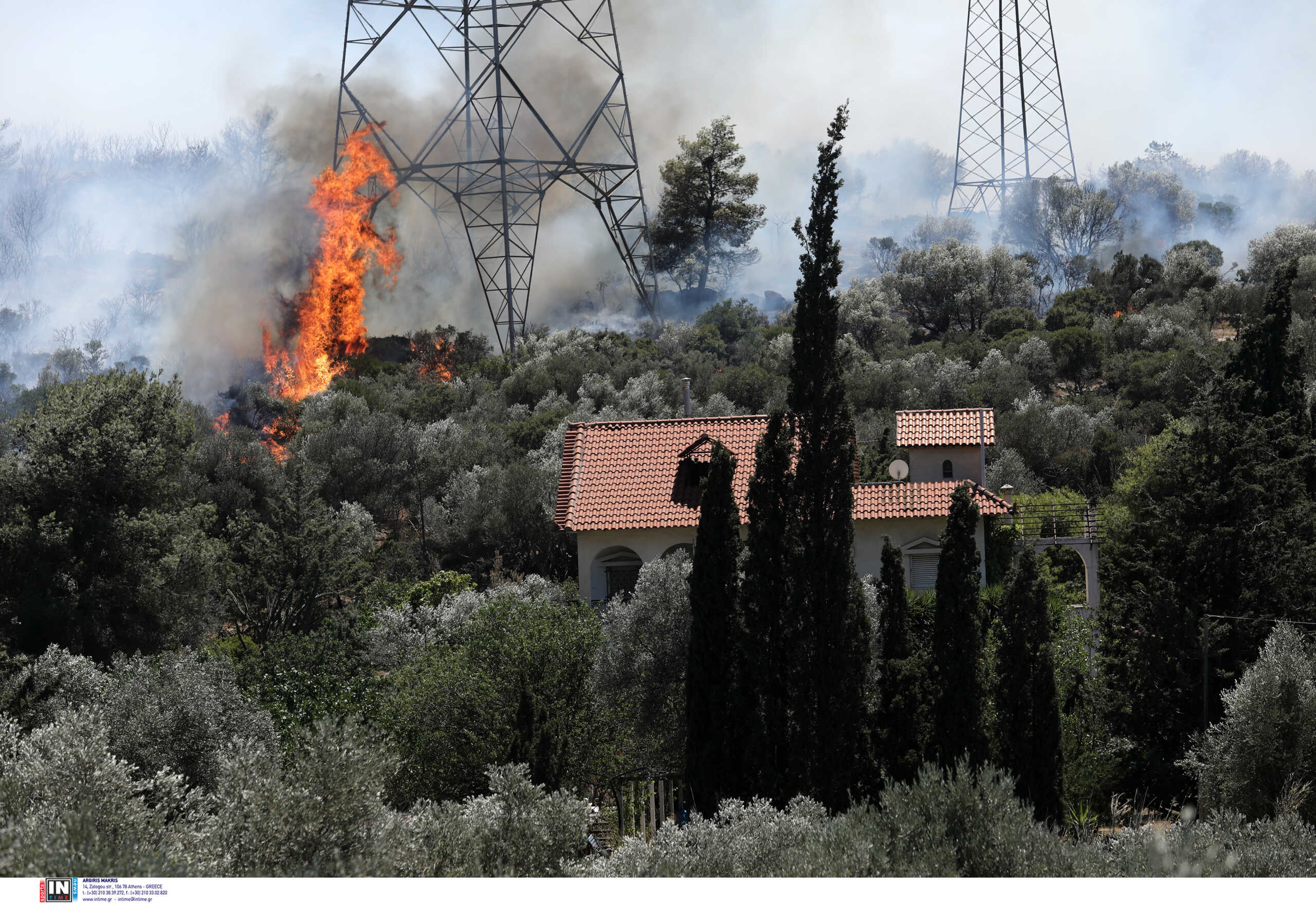 Φωτιά στον Σαρωνικό: Τραυματίστηκαν 3 εθελοντές πυροσβέστες