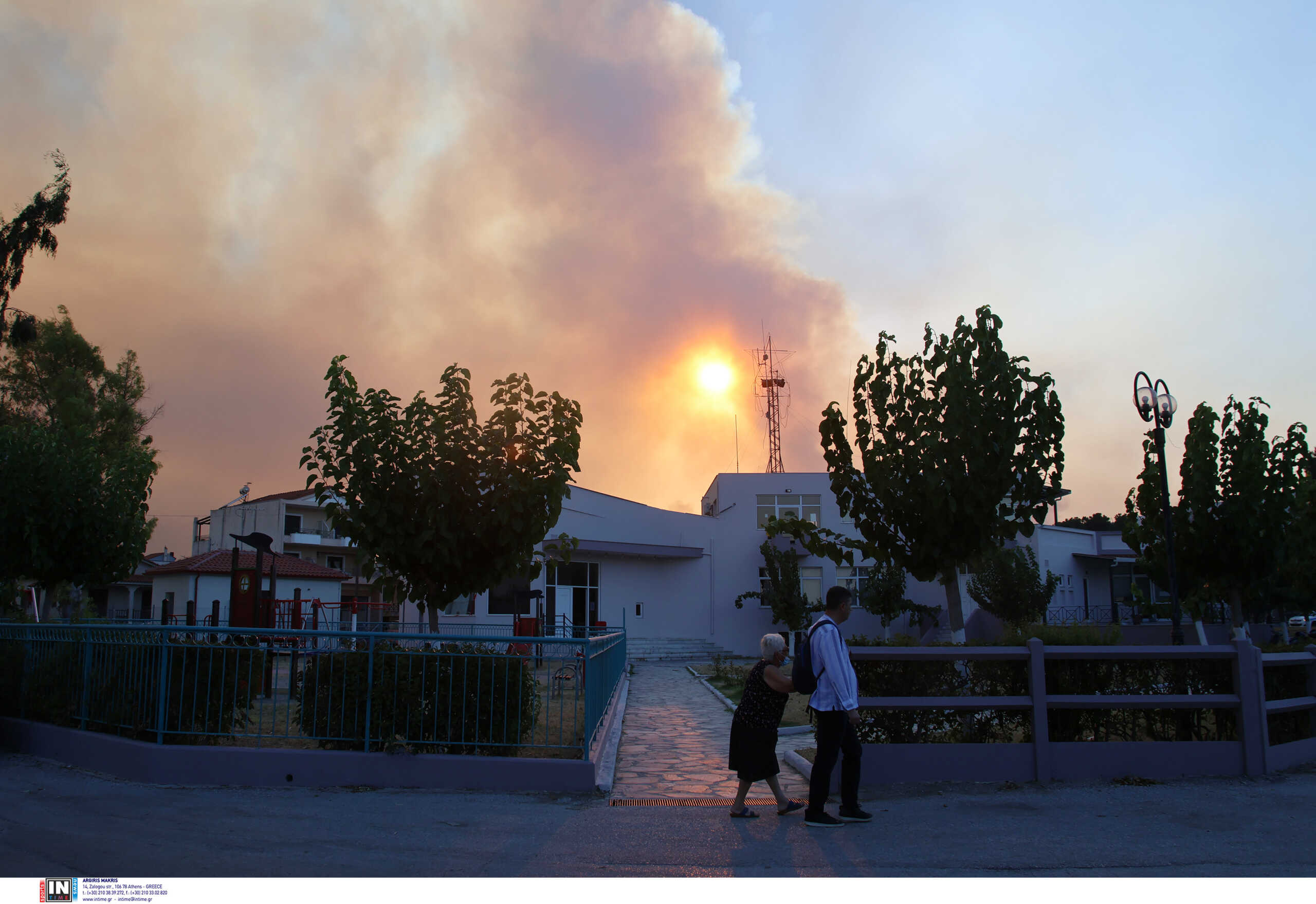 Νέα Αγχίαλος: Εικόνες Αποκάλυψης από τις εκρήξεις – Η εικόνα της φωτιάς σε Βόλο, Λαμία, Ρόδο, Κέρκυρα, Κάρυστο