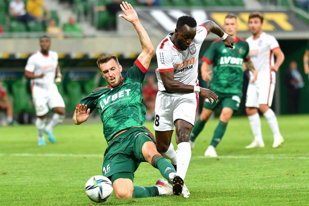epa09377620 Mark Tamas (L) of Wroclaw and Mory Kone (R) of Yerevan in action during the UEFA Conference League second qualifying round, second leg soccer match between Slask Wroclaw and Ararat Yerevan in Wroclaw, Poland, 29 July 2021.  EPA