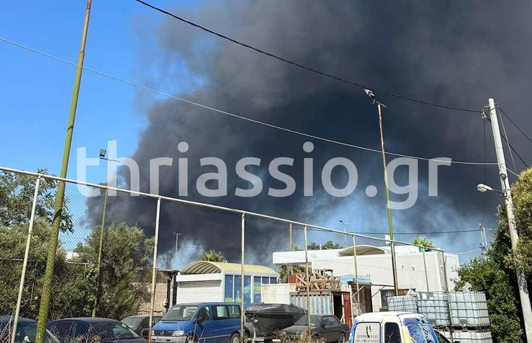 Φωτιά στον Ασπρόπυργο κοντά σε εργοστάσιο – 54 πυροσβέστες στη μάχη με τις φλόγες