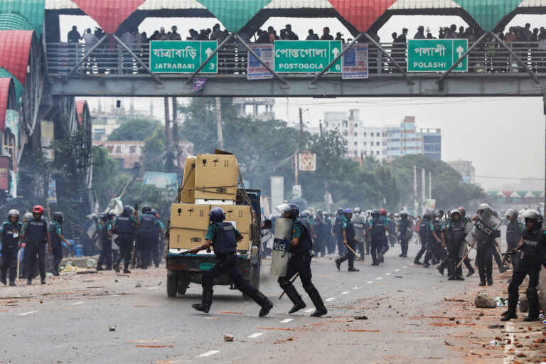 Σκηνές χάους στο Μπαγκλαντές - Διαδηλώσεις, πλαστικές σφαίρες και συλλήψεις