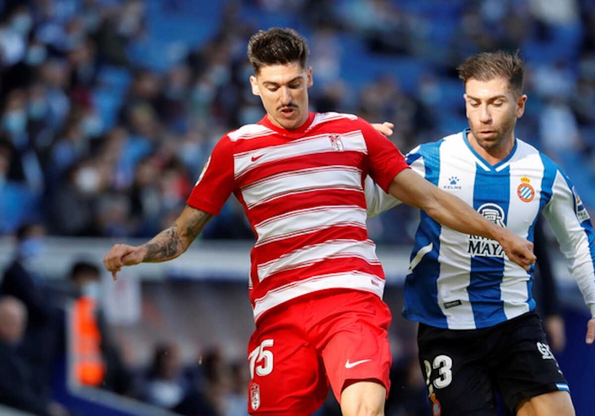 epa09567648 Espanyol's Spanish forward Adrian Embarba (R) vies for the ball with Spanish midfielder Carlos Neva, of Granada, during their LaLiga game at RCDE Stadium in Cornella de Llobregat, Barcelona, Spain, 06 November 2021.  EPA