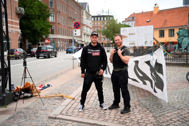 Δανοί ακροδεξιοί ποδοπάτησαν και έκαψαν το Κοράνι μπροστά από την πρεσβεία του Ιράκ στην Κοπεγχάγη