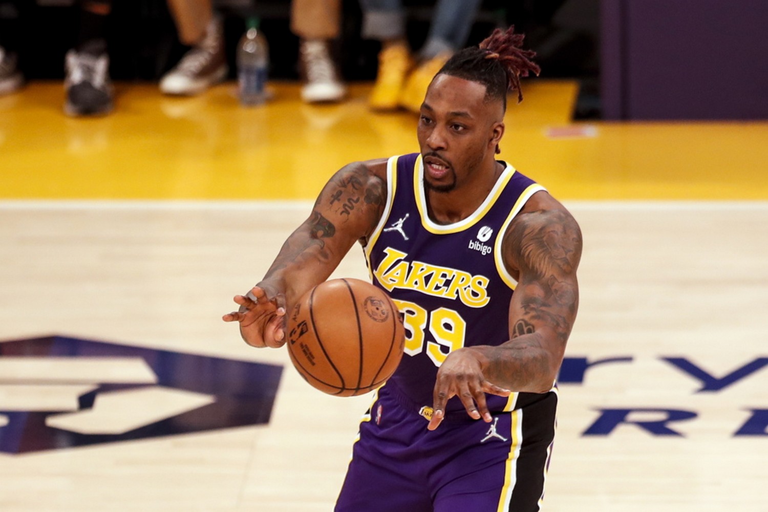 epa09845674 Los Angeles Lakers center-forward Dwight Howard in action during the second quarter of the NBA basketball game between the Los Angeles Lakers and the Philadelphia 76ers at the Crypto.com Arena in Los Angeles, California, USA, 23 March 2022.  EPA