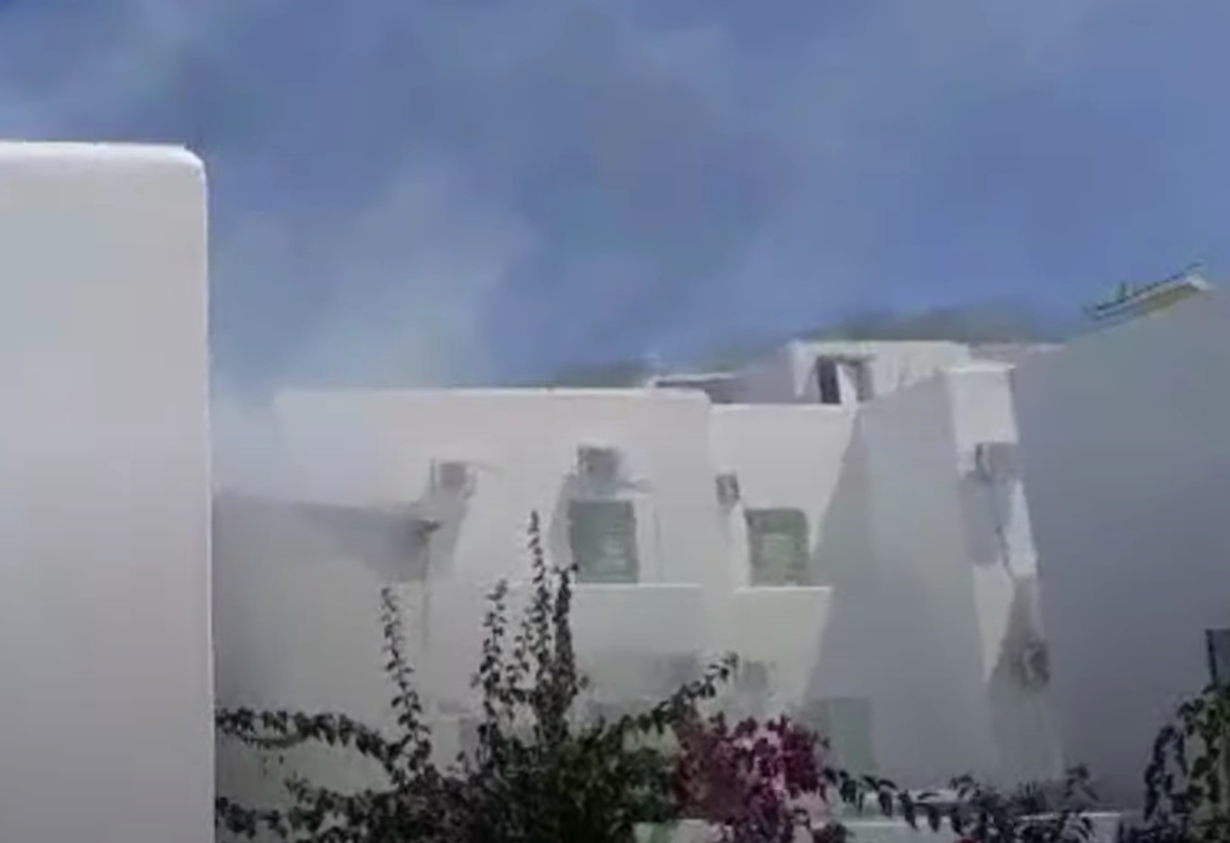 Πάρος: Φωτιά στα Λιβάδια Παροικιάς από κλιματιστικά καταστήματος – Βίντεο από το σημείο