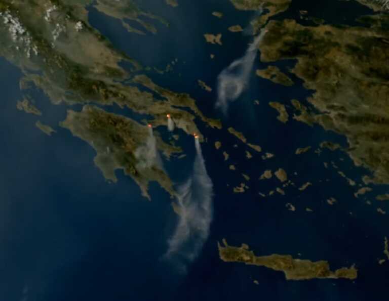 Οι καπνοί από τις φωτιές σε Αττική, Βοιωτία και Κορινθία έφτασαν ως την Κρήτη