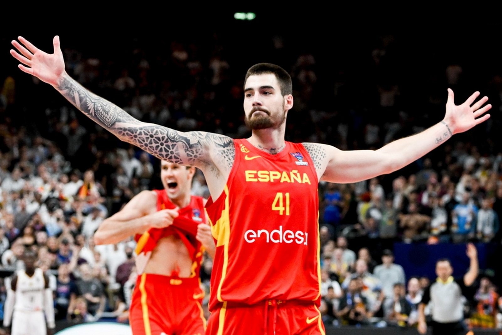 epa10188911 Spain's Juancho Hernangomez celebrates after winning the FIBA EuroBasket 2022 semi final match between Germany and Spain in Berlin, Germany, 16 September 2022.  EPA