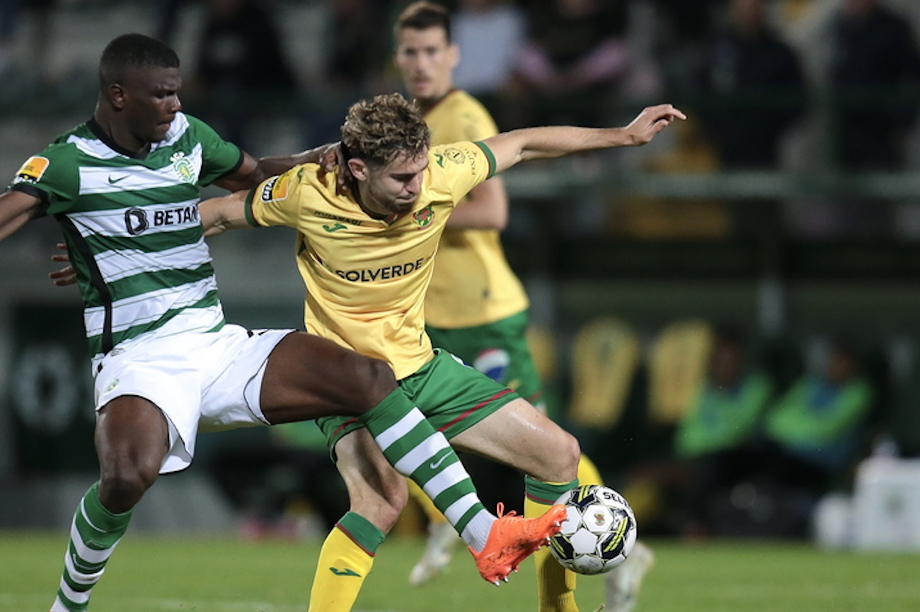 epa10614654 FC Pacos de Ferreira's Jordan Holsgrove (R) in action against Sporting's CP Ousmane Diomande (L), during the Portuguese First League soccer match, between FC Pacos de Ferreira and Sporting CP, at Capital do Movel stadium in Pacos de Ferreira, Portugal, 07 May 2023.  EPA