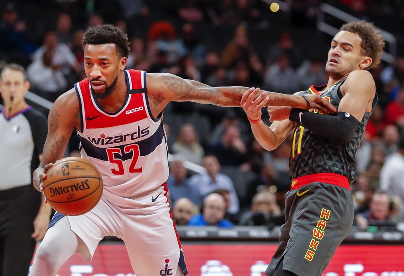 epa08118198 Washington Wizards guard Jordan McRae (L) in action against Atlanta Hawks guard Trae Young (R) during the first half of the NBA basketball game between the Atlanta Hawks and the Washington Wizards at Capital One Arena in Washington, DC, USA, 10 January 2020.  EPA