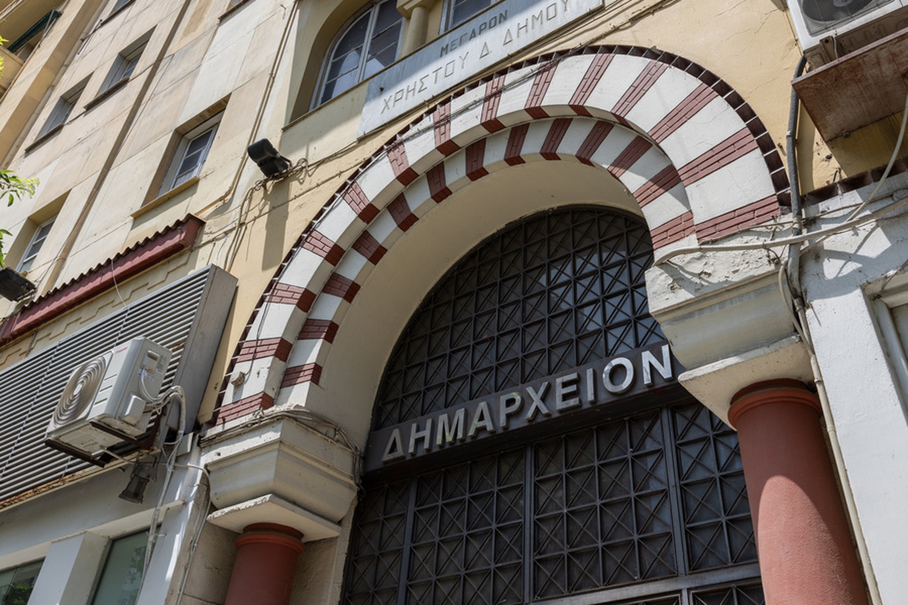 Φωτογραφία που δόθηκε στη δημοσιότητα την Κυριακή 2 Ιουλίου 2023 και εικονίζει το Παλιό Δημαρχείο Θεσσαλονίκης, γνωστό ώς «Καραβάν Σαράι», Θεσσαλονίκη, Κυριακή 25 Ιουνίου 2023. Στιγμές «δόξας» έζησε για πολλές δεκαετίες το Καραβάν Σαράι στη Θεσσαλονίκη. Πρόκειται για το μεγαλύτερο οικόπεδο στην «καρδιά» της πόλης με τη μακραίωνη και άκρως ενδιαφέρουσα ιστορία, το οποίο οι νεότερες γενιές το γνωρίζουν ως παλιό δημαρχείο. ΑΠΕ-ΜΠΕ