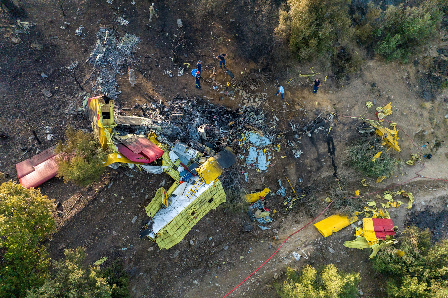 Πτώση Canadair στην Κάρυστο: Διεθνής συγκίνηση για την απώλεια των πιλότων που πάλευαν να σβήσουν τις φωτιές