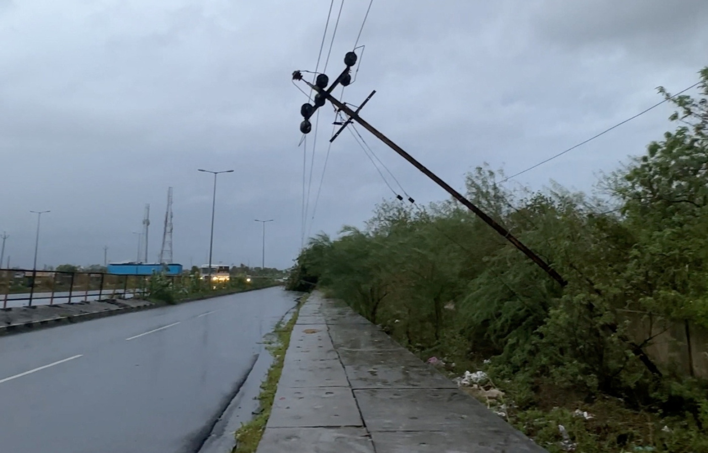 Ολλανδία: Μια γυναίκα νεκρή και τεράστιες καταστροφές από σπάνια θερινή κυκλωνική καταιγίδα – Απίστευτες εικόνες