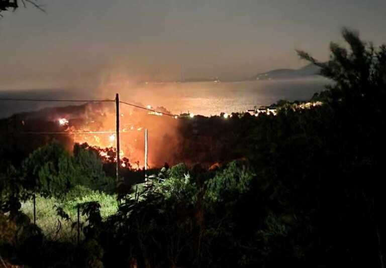Μεγάλη φωτιά στην Κεφαλονιά – Στις φλόγες η περιοχή Σπαρτιά κοντά σε κατοικημένο σημείο