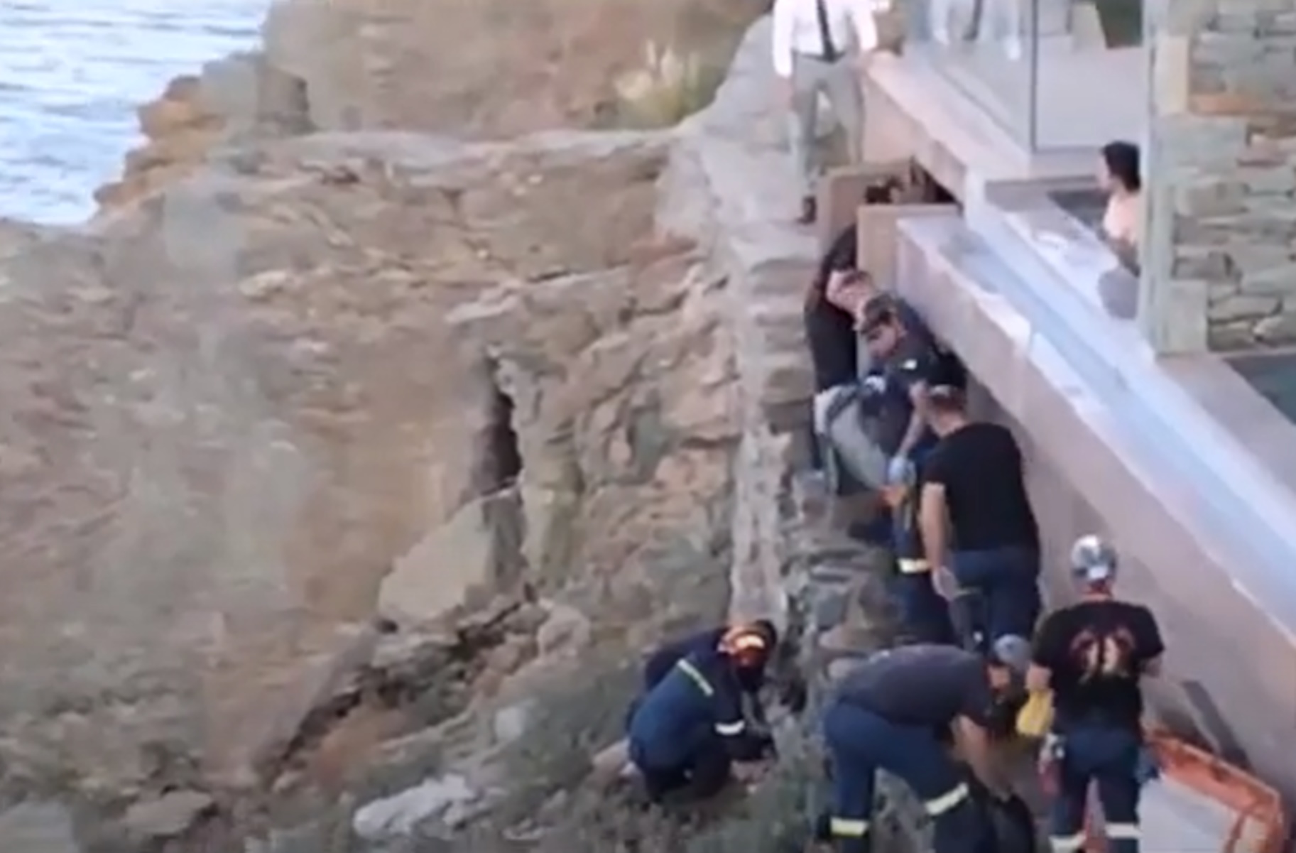 Ηράκλειο: Βίντεο από επιχείρηση διάσωσης άνδρα που έπεσε από ύψος πάνω σε βράχια