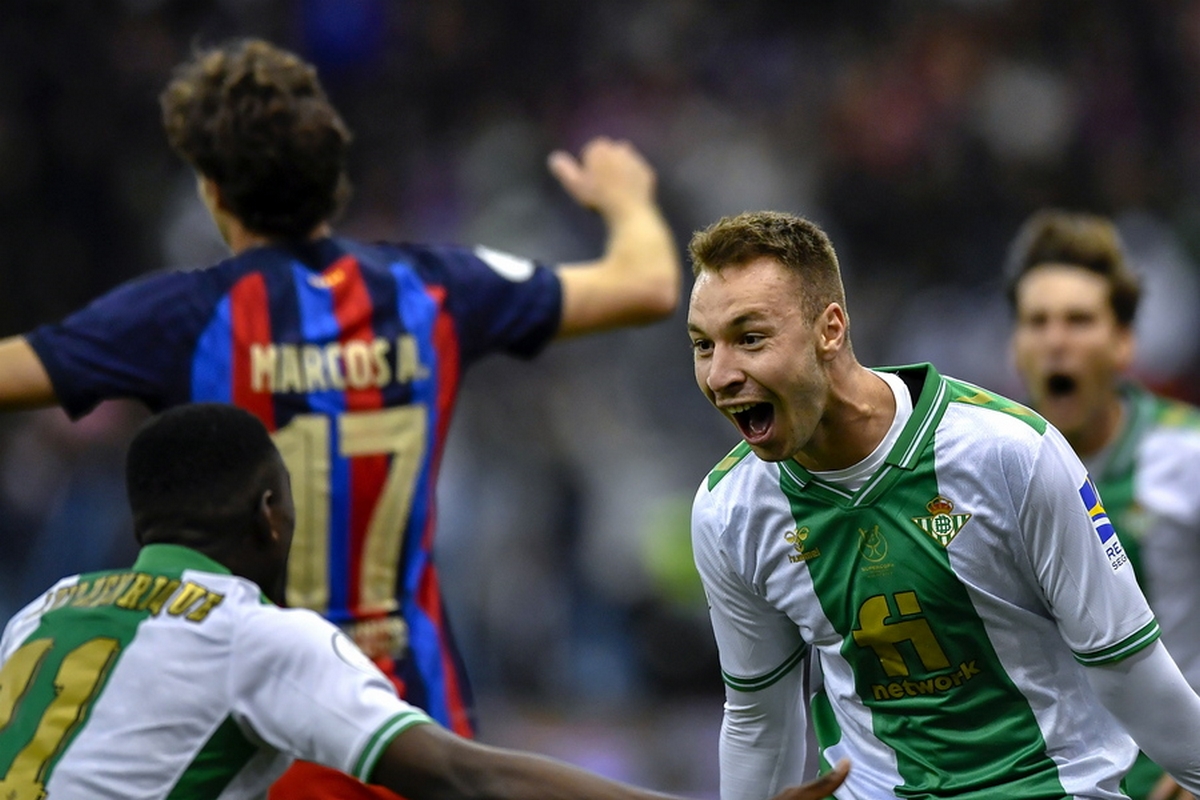 epa10402296 Real Betis player Loren Moron (R) celebrates with teammates after scoring the 2-2 goal during Spanish Super Cup semi final match between Real Betis and Barcelona, in Riyadh, Saudi Arabia, 12 January 2023.  EPA
