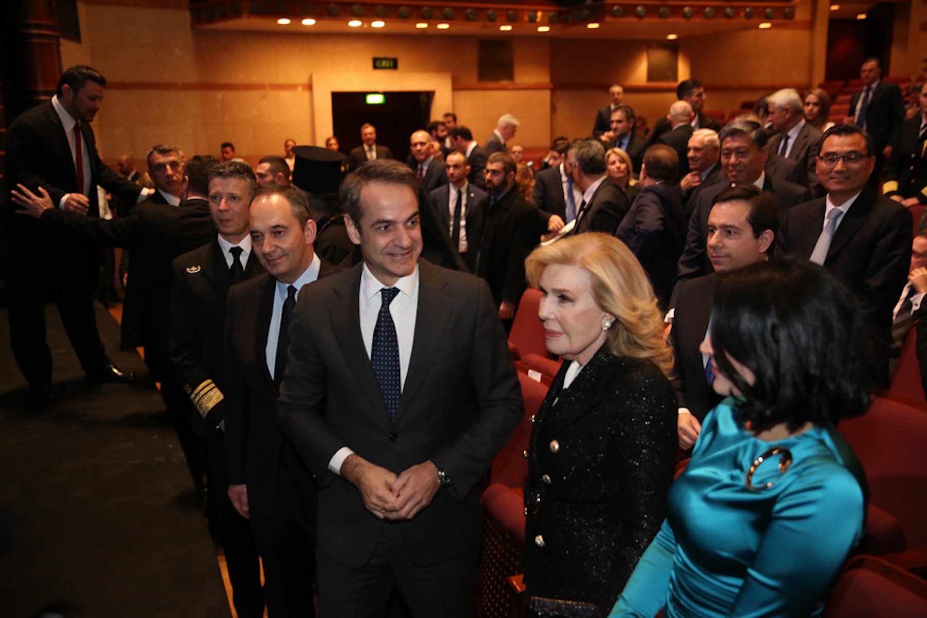 Ο πρωθυπουργός Κυριάκος Μητσοτάκης (3Α), κατά την άφιξή του συνοδευόμενος από τον υπουργό Ναυτιλίας και Νησιωτικής Πολιτικής, Γιάννη Πλακιωτάκη (2Α) και τον Αρχηγό του Λιμενικού Σώματος - Ελληνικής Ακτοφυλακής Αντιναύαρχο Λ.Σ., Θεόδωρο Κλιάρη (Α), ενώ συνομιλεί με την πρέσβειρα Καλής Θελήσεως της UNESCO, Μαριάννα Βαρδινογιάννη (2Δ), στην εκδήλωση για τον εορτασμό των 100 ετών από την ίδρυση του Λιμενικού Σώματος - Ελληνικής Ακτοφυλακής, που πραγματοποιήθηκε στην Αίθουσα «Αλεξάνδρα Τριάντη» του Μεγάρου Μουσικής Αθηνών, την Τετάρτη 5 Φεβρουαρίου 2020. ΑΠΕ-ΜΠΕ