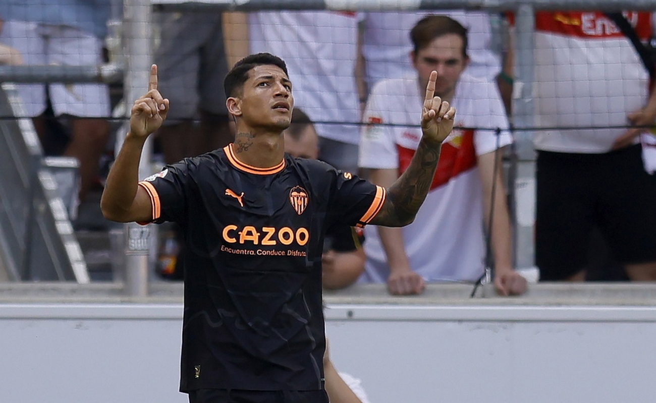epa10087886 Valencia’s Marcos Andre De Souza celebrates after scoring the 1-1 equalizer during the international friendly soccer match between VfB Stuttgart and FC Valencia in Stuttgart, Germany, 23 July 2022.  EPA