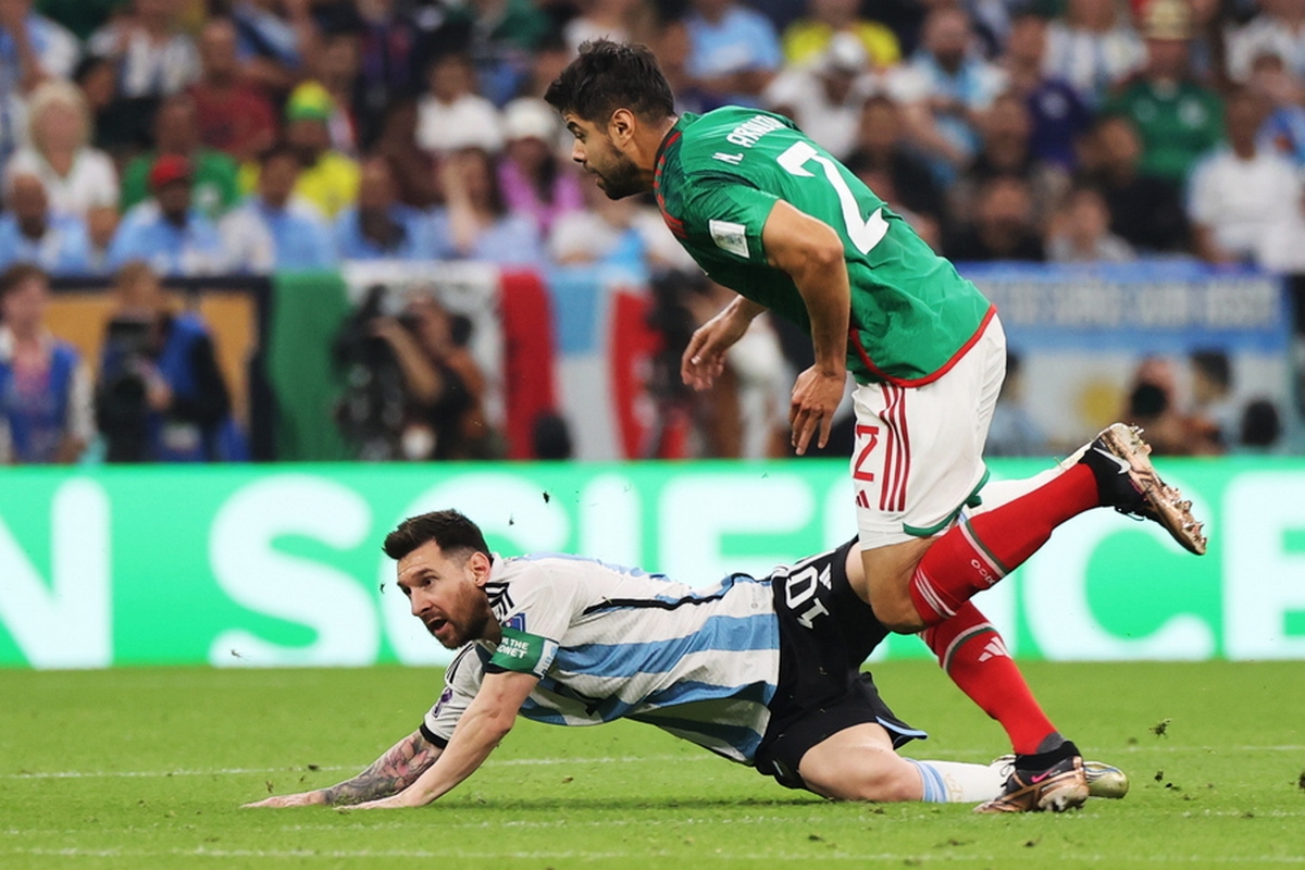 epa10331057 Nestor Araujo of Mexico (R) in action against Lionel Messi of Argentina (L) during the FIFA World Cup 2022 group C soccer match between Argentina and Mexico at Lusail Stadium in Lusail, Qatar, 26 November 2022.  EPA