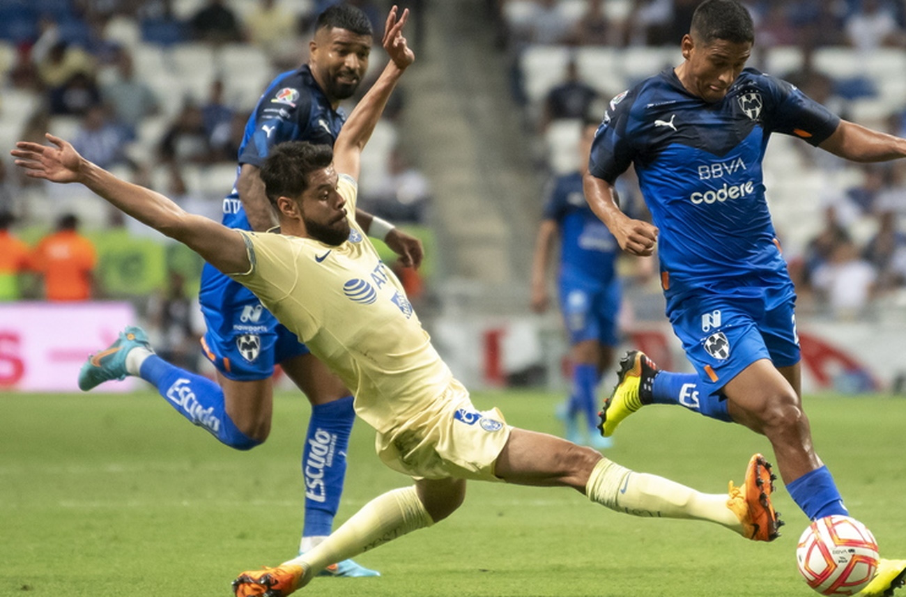 epa10063001 Luis Romo (R) of Rayados de Monterrey disputes the ball with Nestor Araujo (L) of Aguilas del America , during a match corresponding to day 2 of the 2022 Opening Tournament held at the BBVA stadium in the city of Monterrey, Mexico 09 July 2022.  EPA
