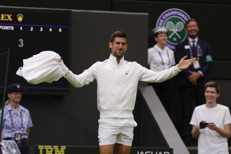 Wimbledon: Ο Νόβακ Τζόκοβιτς πήρε πετσέτα για να σκουπίσει νερά της βροχής στο κεντρικό κορτ