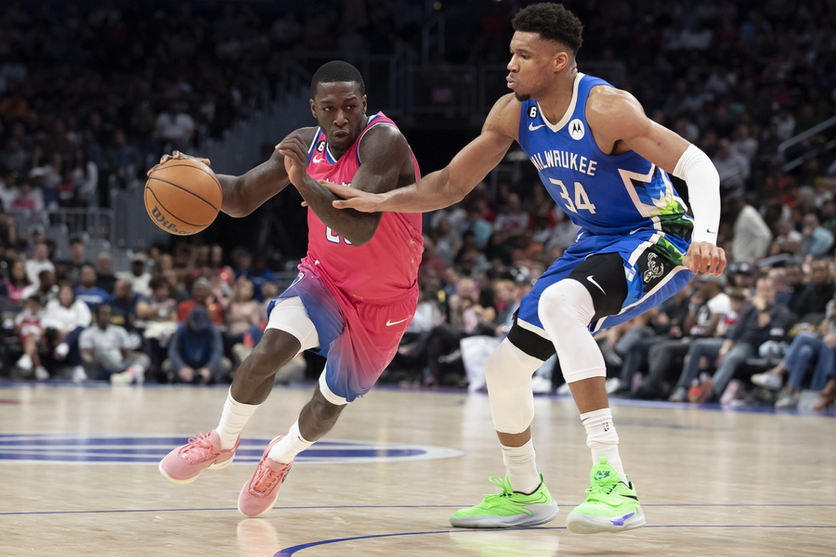 epa10559091 Washington Wizards guard Kendrick Nunn (L) dribbles beside Milwaukee Bucks forward Giannis Antetokounmpo (R) during the second half of the NBA basketball game between the Milwaukee Bucks and the Washington Wizards, at Capital One Arena in Washington, DC, USA, 04 April 2023.  EPA