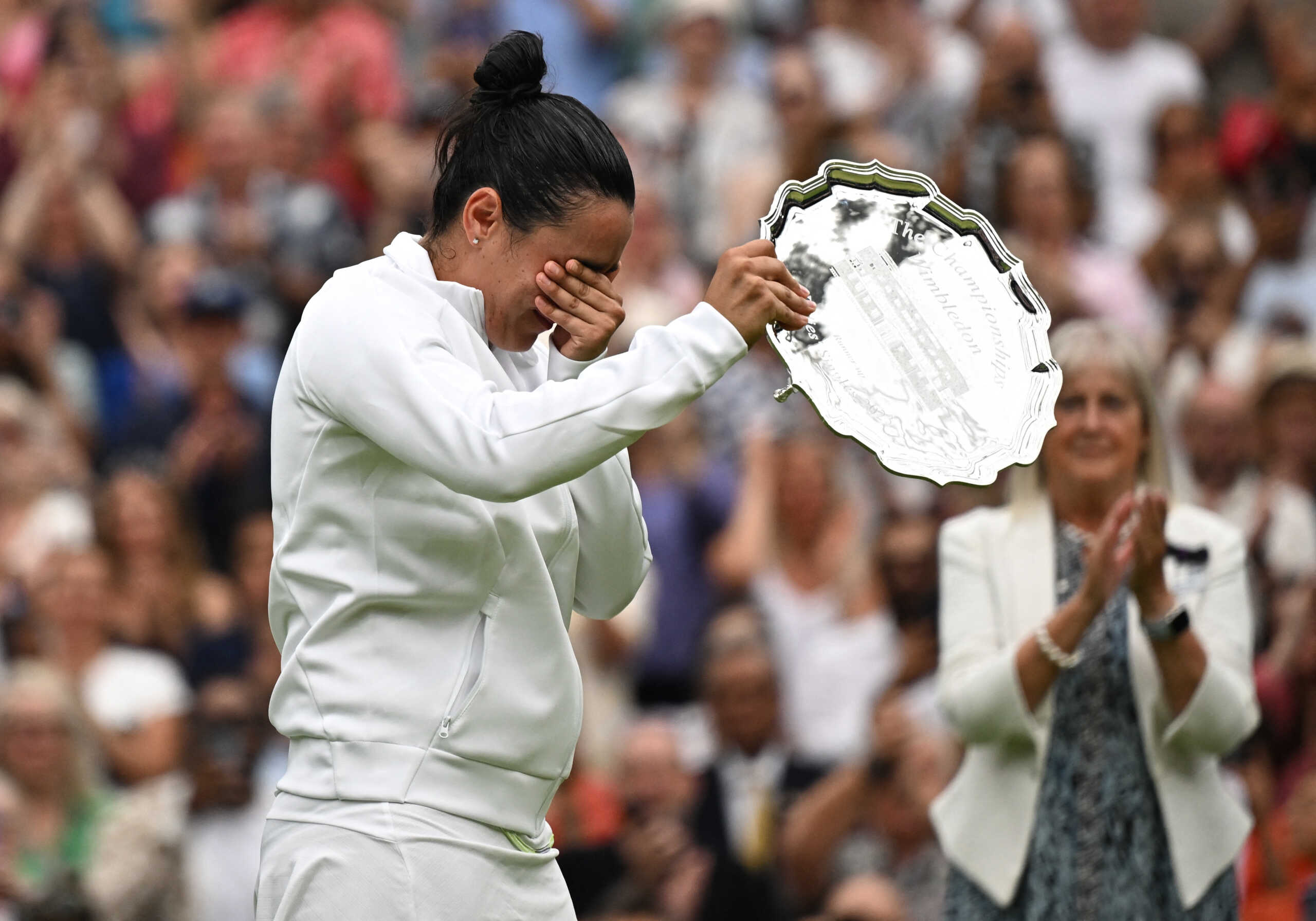 Η Ονς Τζαμπέρ πλάνταξε στο κλάμα μετά την ήττα της στον τελικό του Wimbledon