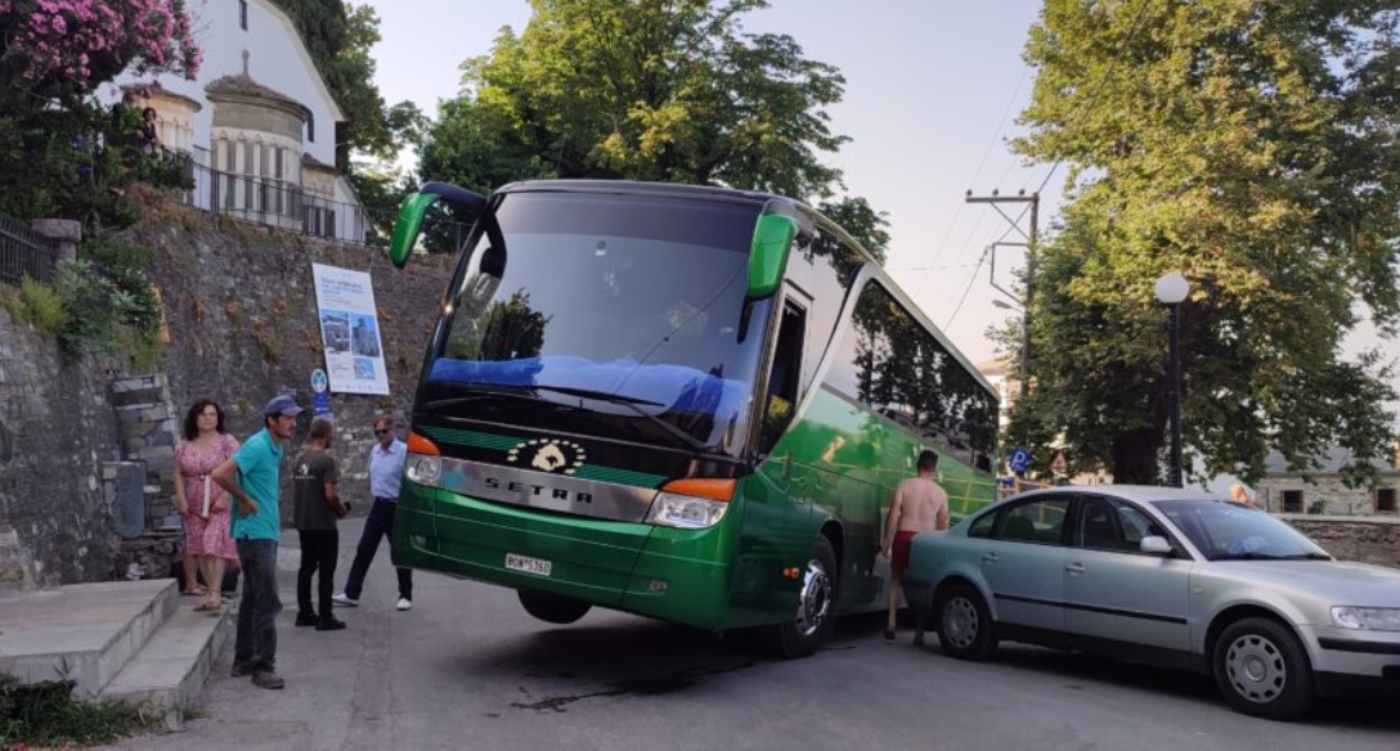 Πήλιο: Λεωφορείο του ΚΤΕΛ κόλλησε και βρέθηκε με τη ρόδα στον αέρα σε στροφή σε στενό δρόμο
