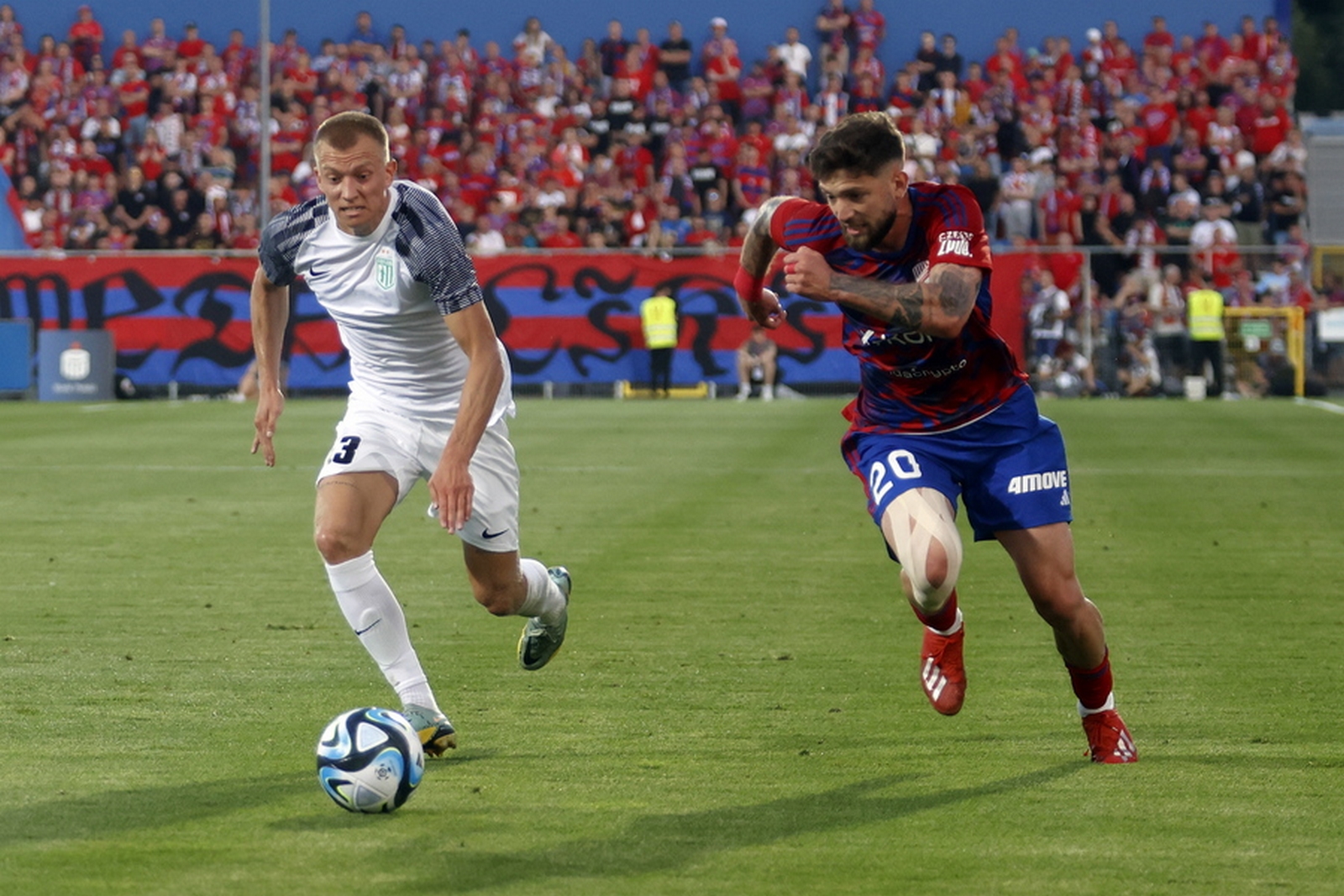 epa10740458 Jean Carlos (R) of Rakow Czestochowa and Nikita Mihhailov (L) of Flora Tallinn in action during the UEFA Champions League first round qualification soccer match between Rakow Czestochowa and Flora Tallinn in Czestochowa, Poland, 11 July 2023.  EPA