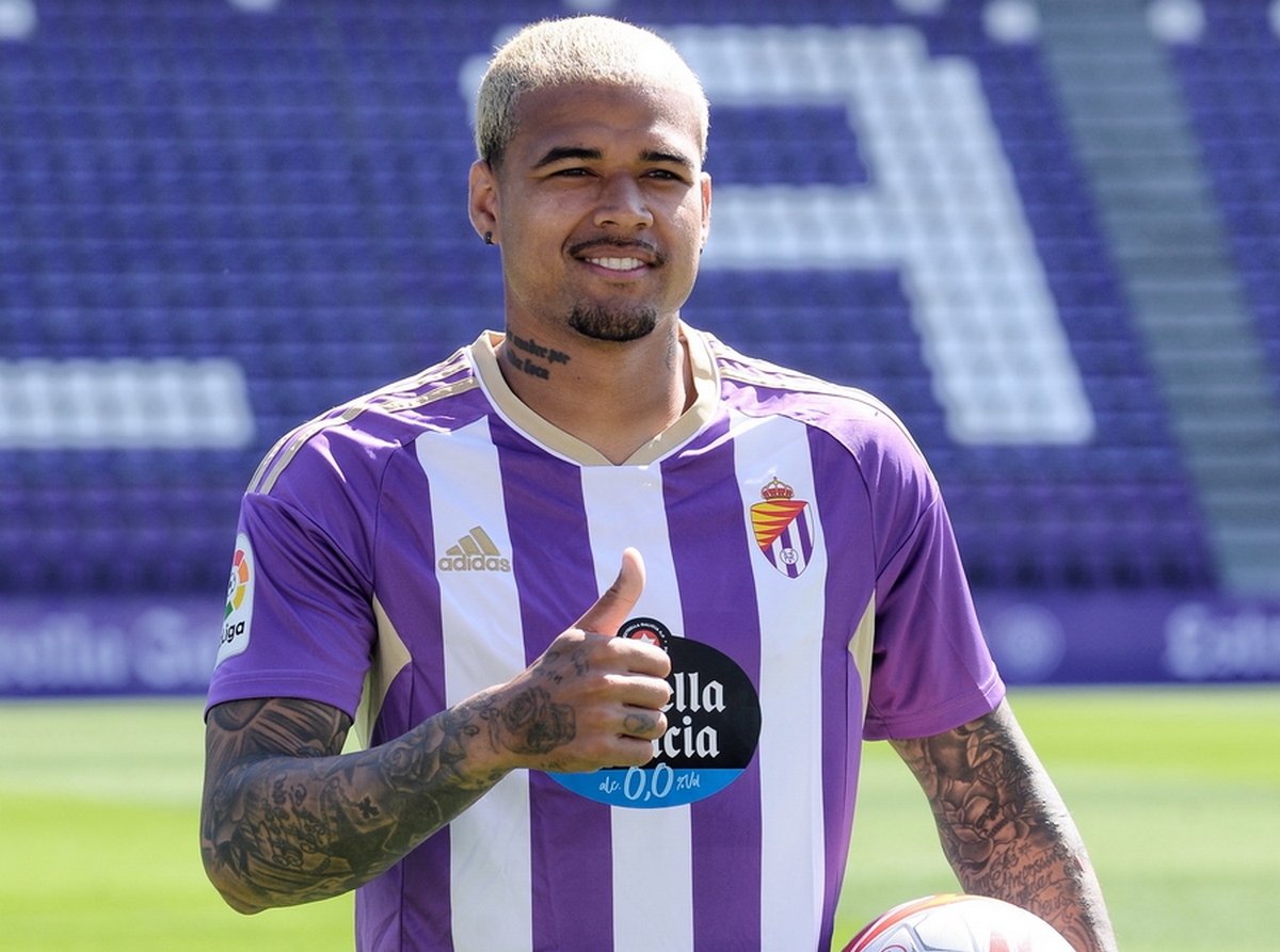 epa10154261 Brazilian midfielder and former Chelsea player Robert Kenedy Nunes do Nascimento during his presentation as new player of Real Valladolid at Jose Zorrilla Stadium in Valladolid, Spain, 02 September 2022.  EPA